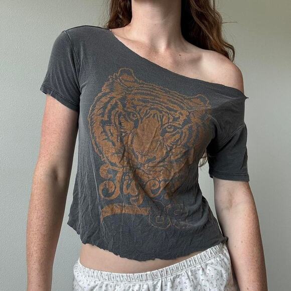 !M?ERFECT Tops - Y2k cutout tiger graphic off the shoulder tee